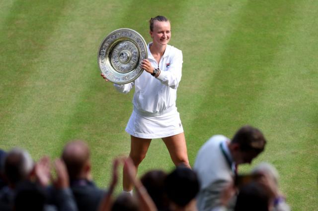 足球直播在线观看免费观看-张奔斗：克雷奇科娃的星光和商业价值为何上不来？