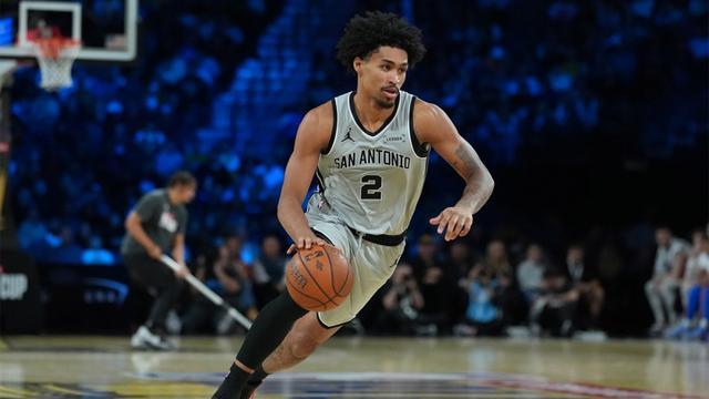 NBA直播-27分！马刺新星创季后赛历史比肩科比，文班缺阵照样赢